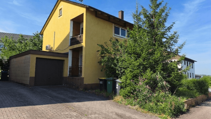 Viel Platz für die ganze Familie: Großzügiges Zweifamilienhaus mit idyllischem Garten