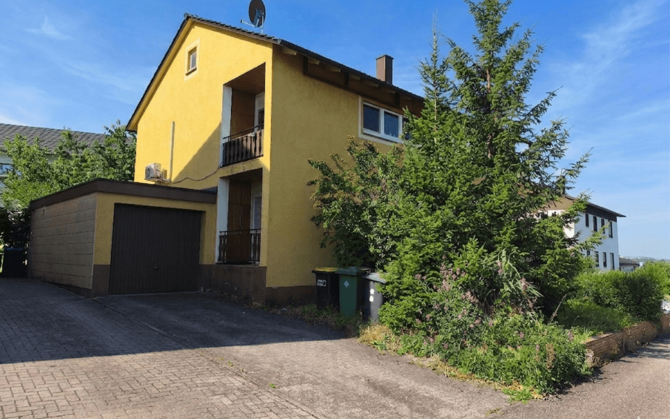 Vorderansicht mit Garage links