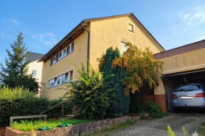 Außenansicht mit Garage rechts