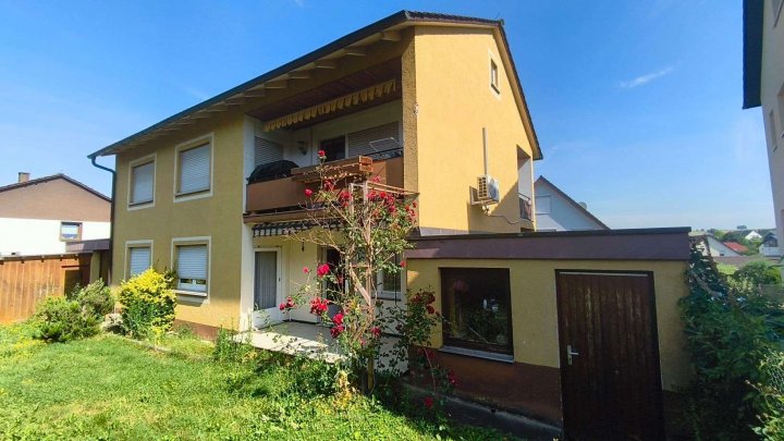 Viel Platz für die ganze Familie: Großzügiges Zweifamilienhaus mit idyllischem Garten