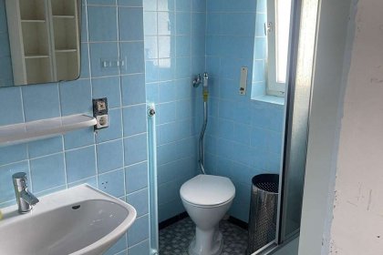 Bad mit Dusche und WC