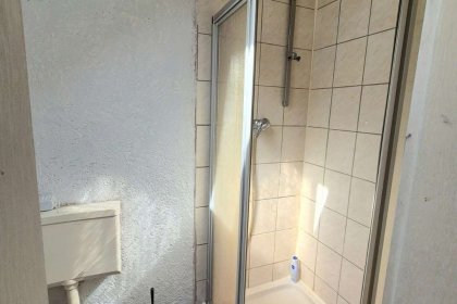 Bad mit Dusche und WC bea