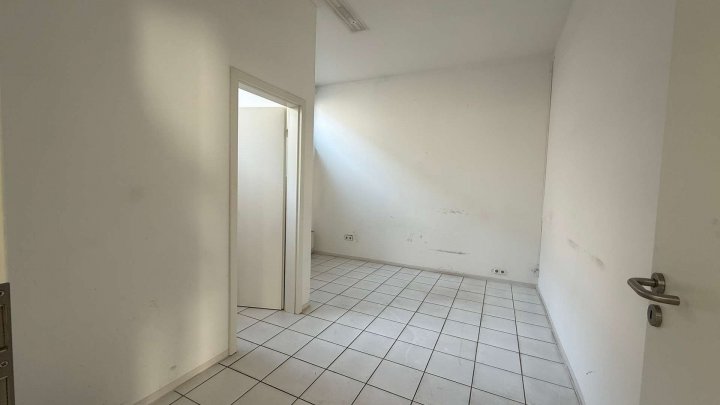 Großzügige Gewerbefläche für Verkauf, Büro oder Lager