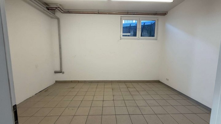 Großzügige Gewerbefläche für Verkauf, Büro oder Lager