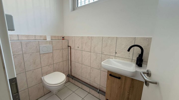 Großzügige Gewerbefläche für Verkauf, Büro oder Lager