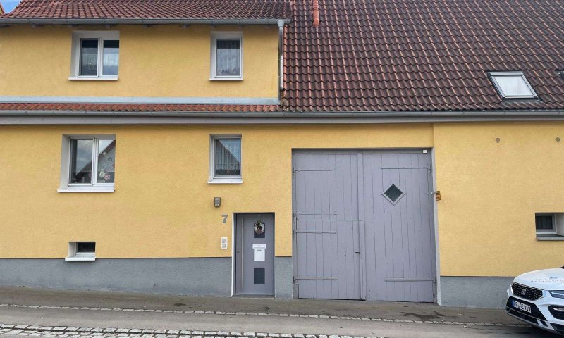Der Traum vom Eigenheim mit Scheune, Garage und Balkon