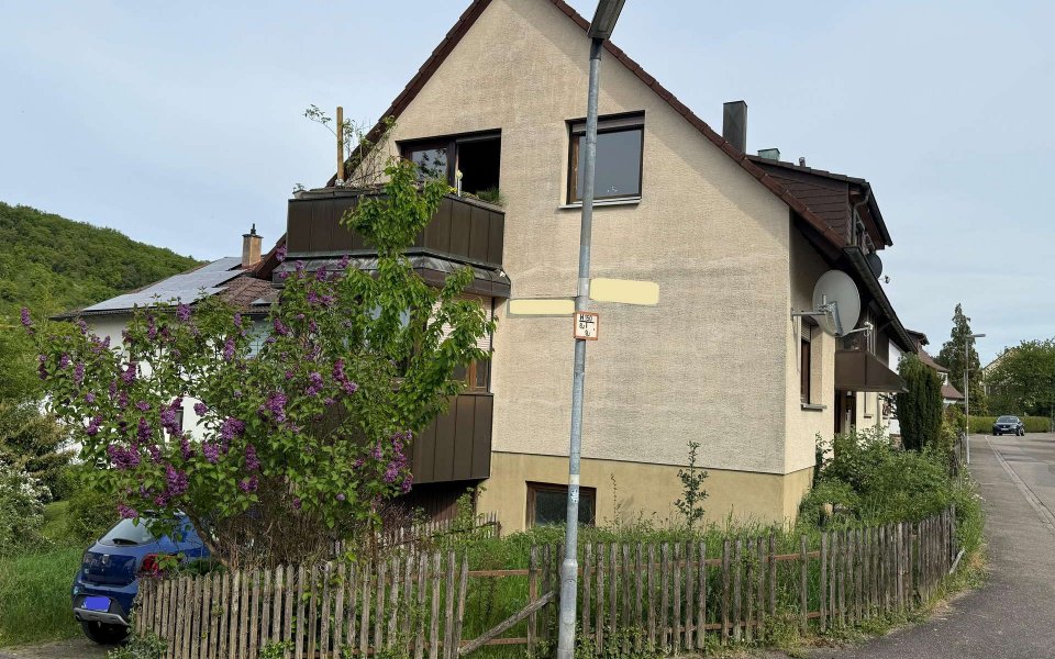 Außenansicht mit Balkon