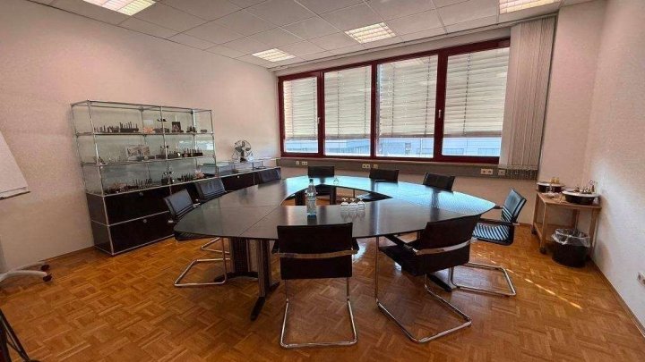 Attraktive Gewerbeimmobilie mit Büro-, Produktions- und Hallenflächen in Königsbach-Stein