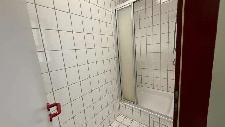 Attraktive Gewerbeimmobilie mit Büro-, Produktions- und Hallenflächen in Königsbach-Stein