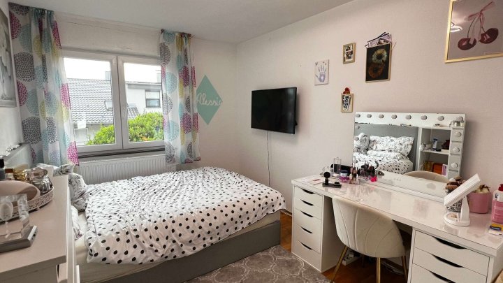 *Gepflegtes Haus mit 3 Wohnungen, Balkon, Terrasse &Garage zu verkaufen*