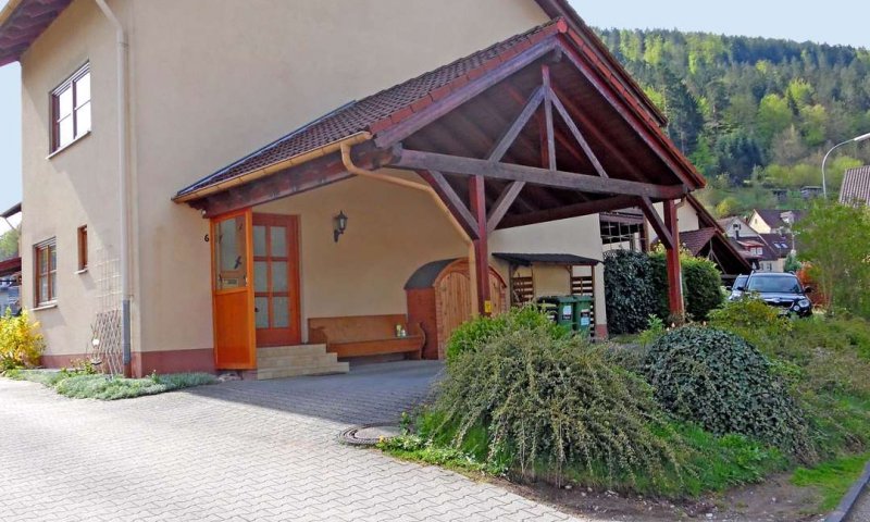 Zentral gelegenes Reihenendhaus in Bad Wildbad/Calmbach mit Carport und Garten