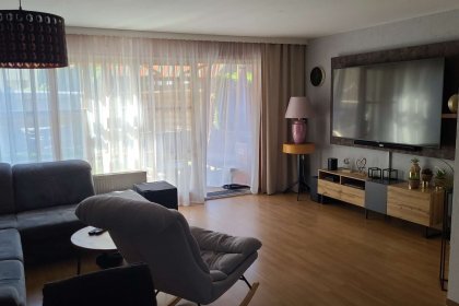 Wohnzimmer mit Durchgang zur Terrasse