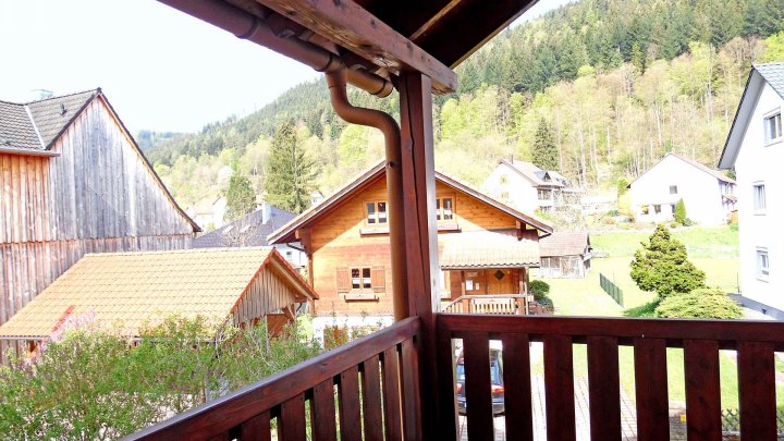 Zentral gelegenes Reihenendhaus in Bad Wildbad/Calmbach mit Carport und Garten