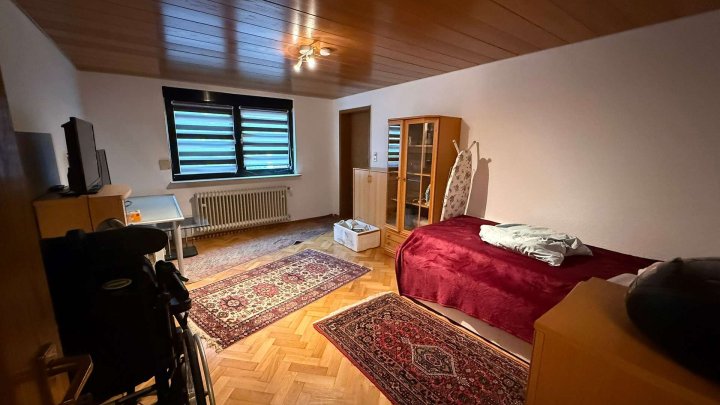 Großzügiges Zweifamilienhaus mit zwei Wohnungen, Garagen und großem Grundstück
