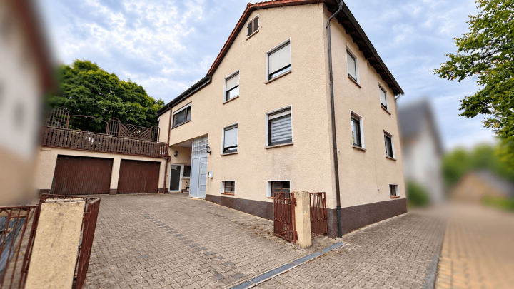 Großzügiges Zweifamilienhaus mit zwei Wohnungen, Garagen und großem Grundstück