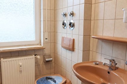 Bad mit Wanne und WC