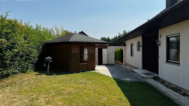 Traumhaus für Nichtträumer- mit großem Garten -mit Doppelgarage- in fantastischer Lage.