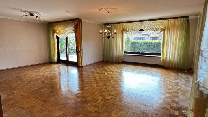 Traumhaus für Nichtträumer- mit großem Garten -mit Doppelgarage- in fantastischer Lage.