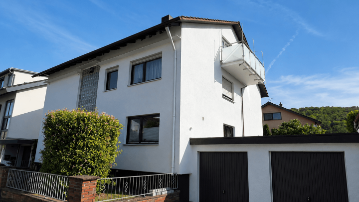 Frisch renovierte 3-Zim. DG-Whg in ruhiger Lage von Königsbach zu vermieten!
