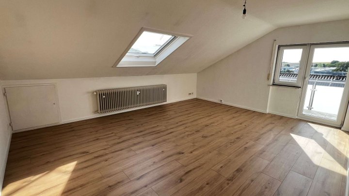 Frisch renovierte 3-Zim. DG-Whg in ruhiger Lage von Königsbach zu vermieten!