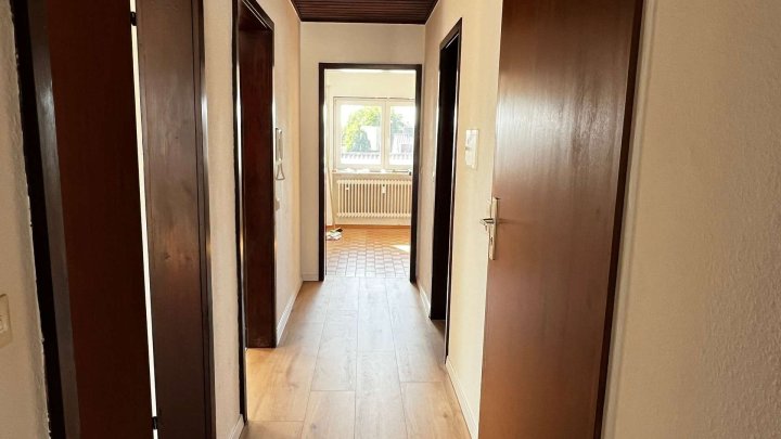 Frisch renovierte 3-Zim. DG-Whg in ruhiger Lage von Königsbach zu vermieten!