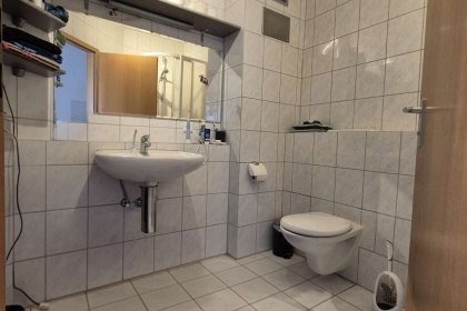 Bad mit Dusche und WC