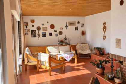Gepflegtes, sonniges Landhaus-Wohnzimmer