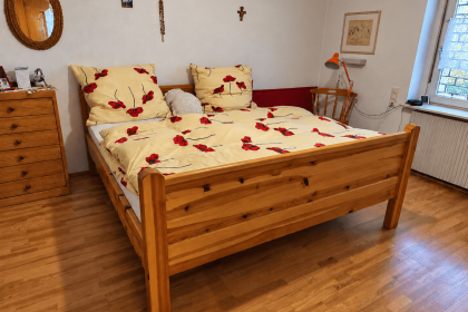 Gemütliches Schlafzimmer mit Blumenbettwäsche