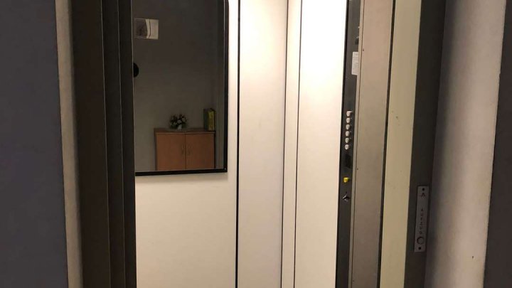Große Maisonette Wohnung im Dachgeschoss mit Aufzug und Balkon