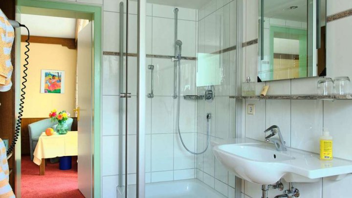 Großes, schönes Haus mit Blick auf die Schwarzwaldberge im Heidelbeerdorf Enzklösterle