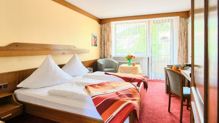 Großes, schönes Haus mit Blick auf die Schwarzwaldberge im Heidelbeerdorf Enzklösterle