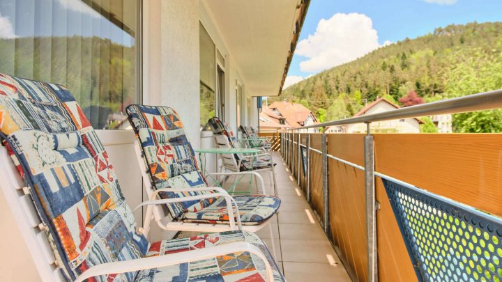 Großes, schönes Haus mit Blick auf die Schwarzwaldberge im Heidelbeerdorf Enzklösterle