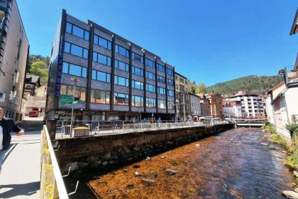 Vorderansicht Gesamtgebäude