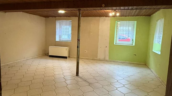 Sanierungsbedürftige 4-Zimmer Wohnung -             Start frei für ihr Projekt!