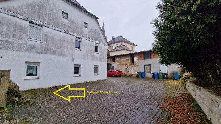 Sanierungsbedürftige 4-Zimmer Wohnung -             Start frei für ihr Projekt!