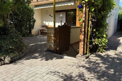 Terrasse m. Zugang zum Keller