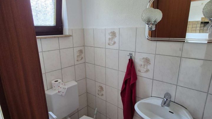 Doppelhaushälfte mit Garten und Garage – Ihr neues Zuhause wartet!