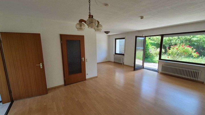 Doppelhaushälfte mit Garten und Garage – Ihr neues Zuhause wartet!