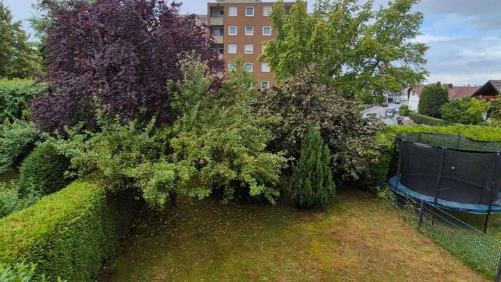 Doppelhaushälfte mit Garten und Garage – Ihr neues Zuhause wartet!