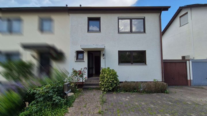 Doppelhaushälfte mit Garten und Garage – Ihr neues Zuhause wartet!