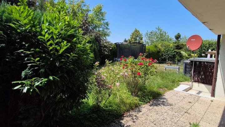 Doppelhaushälfte mit Garten und Garage – Ihr neues Zuhause wartet!