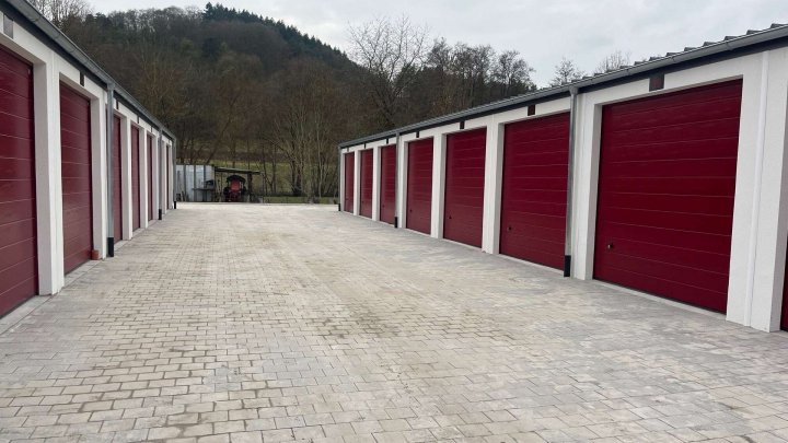XL- und L-Garagen direkt an der A7, nähe Amazon McDonalds