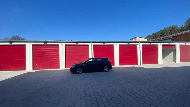 XL- und L-Garagen direkt an der A7, nähe Amazon McDonalds