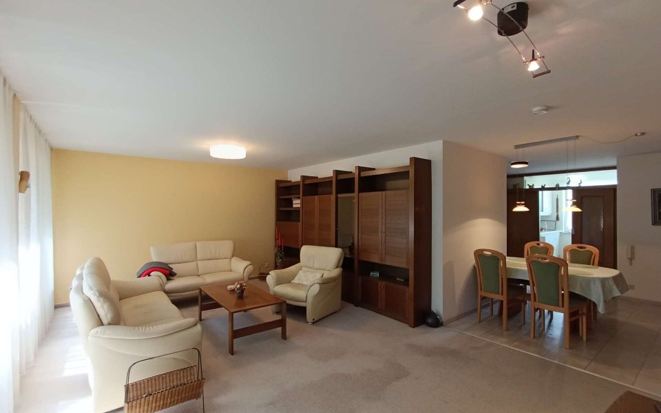 Blick v. Wohnzimmer r. Esszimmer u. Eingangsbereich