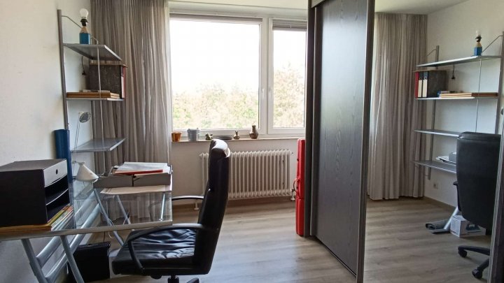 Wohnen im Grünen ! Familienfreundliche und großzügige Wohnung, zentral im Waldpark