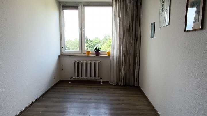 Wohnen im Grünen ! Familienfreundliche und großzügige Wohnung, zentral im Waldpark