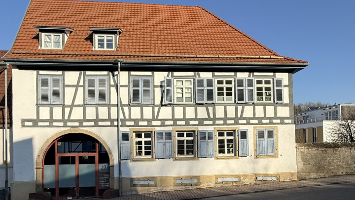 2-Zimmer DG-Whg mit 74 qm Gewölbekeller in Stein zu verkaufen!