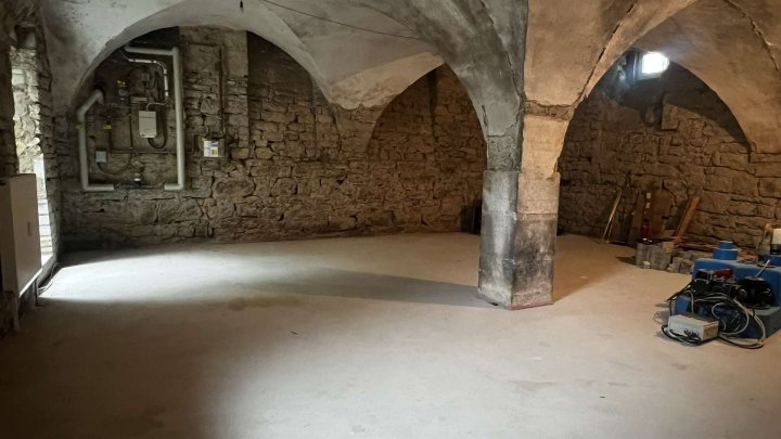 2-Zimmer DG-Whg mit 74 qm Gewölbekeller in Stein zu verkaufen!