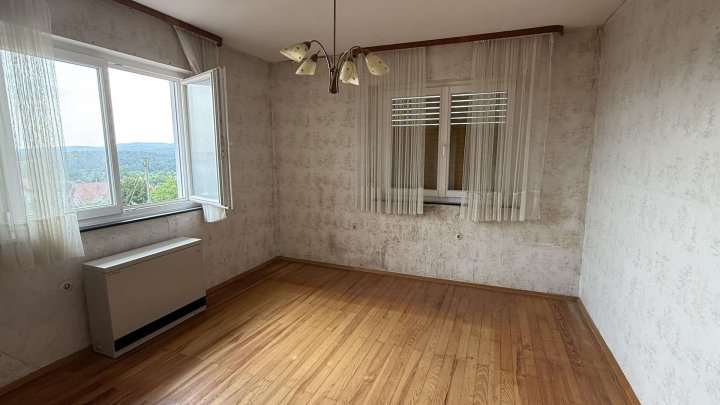 Potenzial ohne Ende! Großes Einfamilienhaus mit Werkstattgebäude, Garage & Garten