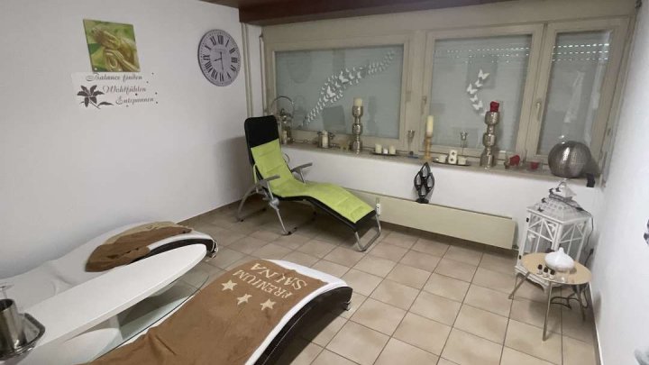 1,5 - Zi. Wohnung mit Schlafnische, Stellplatz u. Terrassen-Ausblick auf den Kurpark Bad Wildbad